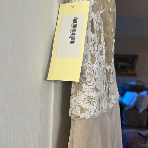 ALLURE WEDDING DRESS NWT - Picture 9 of 10